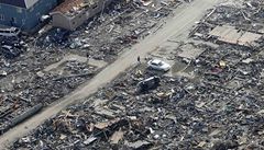 Japonsko t�i týdny po zem�t�esení: trosky, které zbyly z m�sta Sendai.