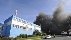 Továrna na plasty hoří. Stovky lidí byly evakuovány