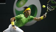Rafael Nadal odehrává míek