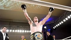 Ond�ej Pála s pásem pro evropského mistra organizace WBO