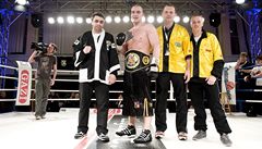 Zleva: trenér Jurij Krivoru�ko, �ampion Ond�ej Pála, mana�er Jaromír Soukup