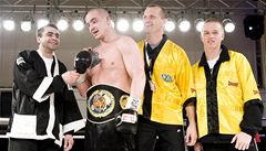 Zleva: trenér Jurij Krivoru�ko, �ampion Ond�ej Pála, mana�er Jaromír Soukup