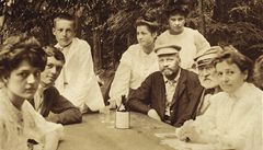 Rodina Vlastimila Zátky, zleva dti Rena, Jaroslav, Oldich, Ludmila, Miloslava (chybí Zdena), otec Vlastimil Zátka, dd z matiny strany Frantiek Havlíek a matka, Karla Havlíková-Zátková. Rodinný archiv dr. Augusta  Zátky, Basilej