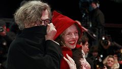 Wim Wenders s manelkou Donatou na berlínském filmovém festivalu