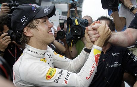 Sebastian Vettel slaví druhý triumf v sezon.