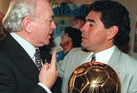 Maradona se svým Zlatým míem a Alfrédo di Stefáno.