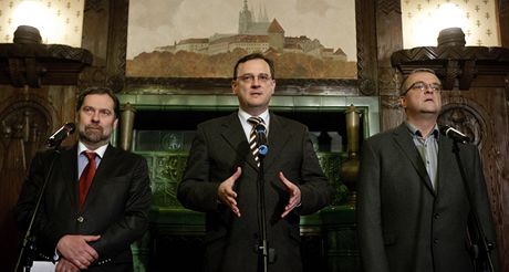 Premiér Petr Neas s Miroslavem Kalouskem a Radkem Johnem na jednom z jednání v Kramáov vile