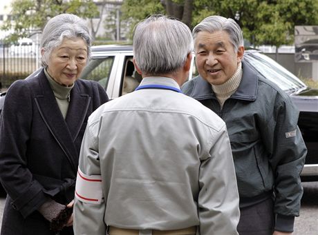 Csa Akihito a csaovna Miiko se setkali s lidmi zasaenmi prodn katastrofou. 