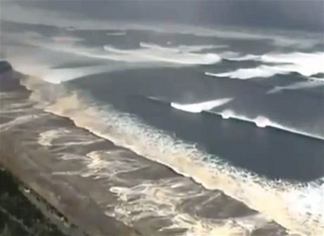 Vlna tsunami ítící se na japonské Sendai. Snímek z 11. bezna 2011