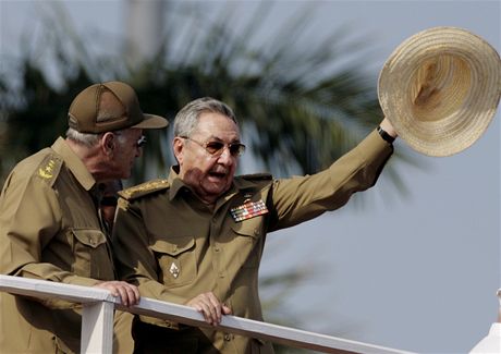 Kubánský prezident  Raúl Castro pi armádní pehlídce v Havan. 