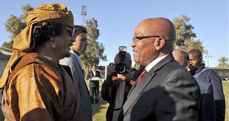 Jihoafrický prezident Jacob Zuma a Muammar Kaddáfí