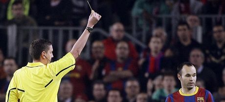 Anrés Iniesta z Barcelony vidí úmyslnou lutou kartu