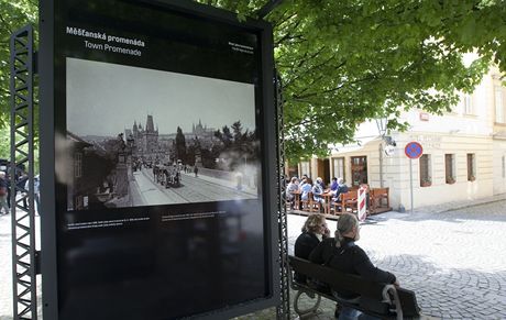 V Praze se velké fotografie v ulicích objevují - výstava na Kamp v roce 2010.