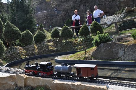 Návtvníci Parku miniatur malé Saské výcarsko v Dorf Wehlenu se mohou po areálu svést zmenenou kopií historického vlaku.