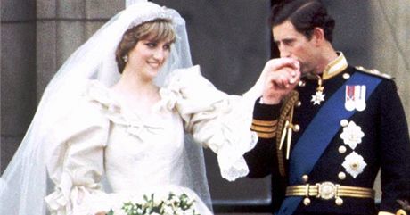 Princezna Diana a princ Charles na svatební fotografii v roce 1981, aty Kate se prý údajn tmi Dianinými inspirují.