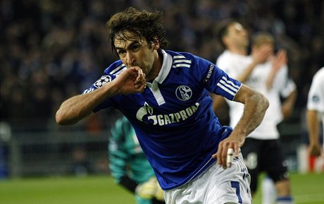 Raúl oslavuje branku Schalke 04