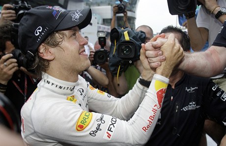 Sebastian Vettel slaví druhý triumf v sezoně.