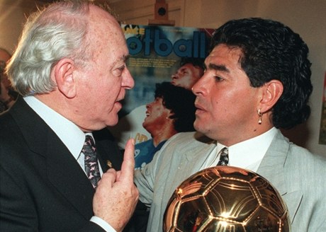 Maradona se svým Zlatým míčem a Alfrédo di Stefáno.