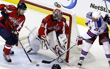 Michal Neuvirth v akci proti NY Rangers.