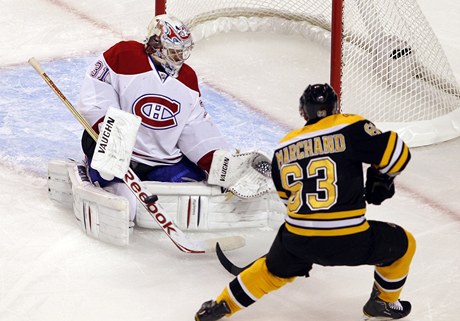 Carey Price zasahuje v zpase s Bostonem.