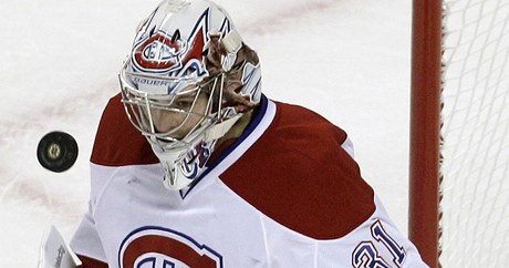 Carey Price zasahuje v zpase proti Bostonu.