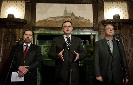 Premiér Petr Neas s Miroslavem Kalouskem a Radkem Johnem na jednom z jednání v Kramáov vile