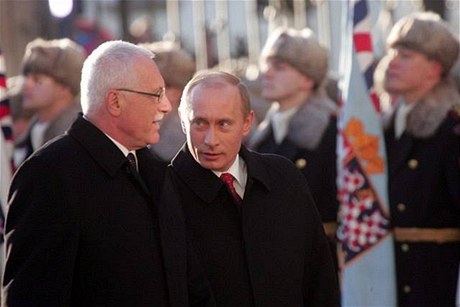 Ruský prezident Vladimir Putin (vpravo) s eským protjkem Václavem Klausem na setkání v Praze.