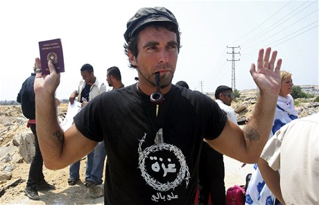 Vittorio Arrigoni v pístavu v Gaze (íjen 2008).