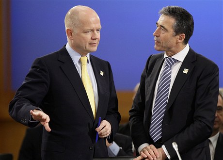 Generln tajemnk NATO Anders Fogh Rasmussen a britsk ministr zahrani William Hague na konferenci f diplomaci stt NATO v Berln. 