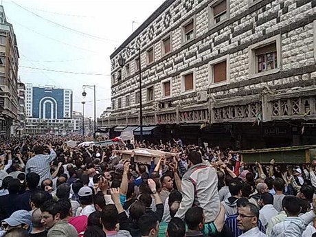 Poheb kmenovho vdce v Homsu vystil v nkolikadenn protesty