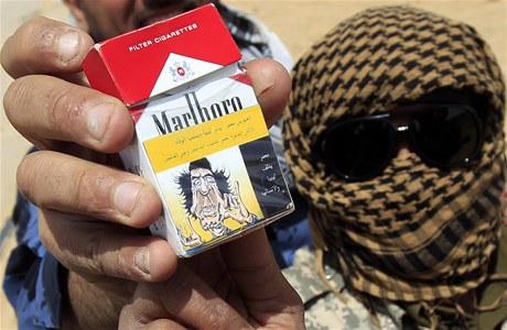 Karikatura Maummara Kaddfho se dostala i krabiku cigaret.  