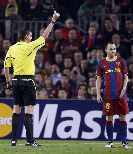 Anrés Iniesta z Barcelony vidí úmyslnou žlutou kartu