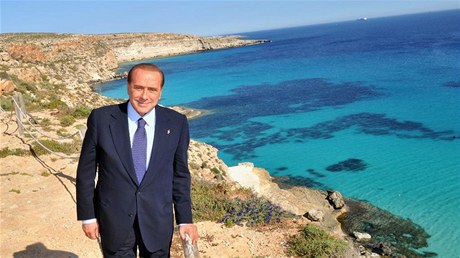 Silvio Berlusconi na ostrov Lampedusa