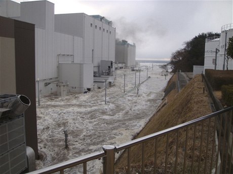 Snímek z 11. bezna 2011. Tsunami zaplavuje areál elektrárny Fukuima