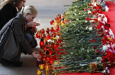 Blorusky zapalují svíky za obti výbuchu v metru