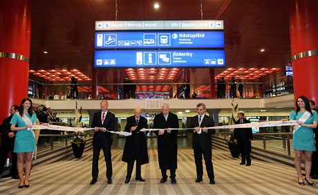 Prezident Václav Klaus společně s italským prezidentem Giorgiem Napolitanem (druhý zleva) slavnostně otevřeli nově opravenou halu pražského Hlavního nádraží,  