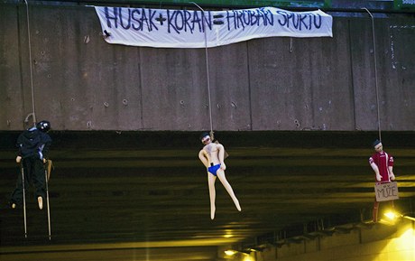 Protest proti Hukovi ped Sazkou.