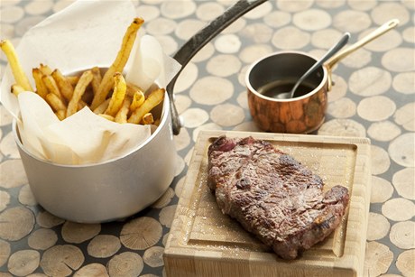 estr: steak s pepovou omákou a domácí hranolky.