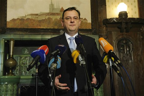 Premiér Petr Neas (ODS) po jednání v Kramáov vile. 