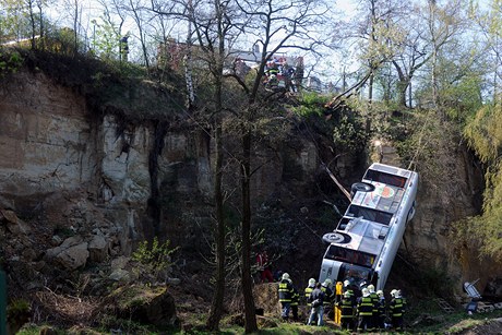 Hasii se sna vyprostit autobus, kter se ztil ze skly v Praze na Zlin