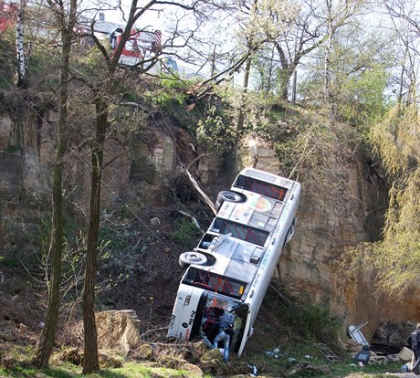 Vyproování autobusu, který se zítil z dvaceti metrové skály