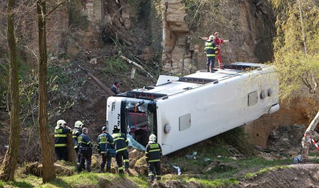 Hasii vyproovali autobus s pomocí speciální techniky a jeáb