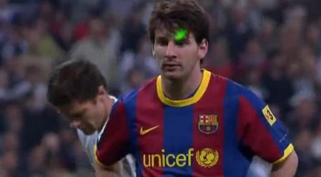 Laser v obličeji Lionela Messiho