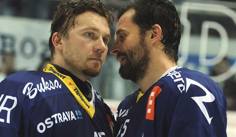 Smutní hokejisté Vítkovic (zleva: Málek a Burger).