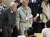 Císa Akihito mluví s lidmi, které zemtesení pipravilo o stechu nad hlavou. 