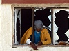 Kaddáfího odprce ve zdemolovaném dom nedaleko Adedabíje. 