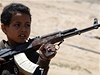 Jedenáctiletý Hasan, syn jednoho z rebel, pózuje se zbraní. 