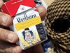 Karikatura Maummara Kaddáfího se dostala i krabiku cigaret.  