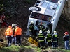 Praský autobus se zítil z dvacetimetrové skály, idi na míst zemel