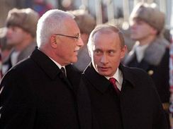 Rusk prezident Vladimir Putin (vpravo) s eskm protjkem Vclavem Klausem na setkn v Praze.